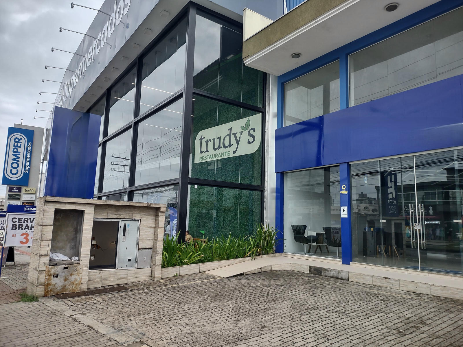 Aluga SALA COMERCIAL - Avenida Reinaldo Schmitausen - bairro Cordeiros - Itajaí SC