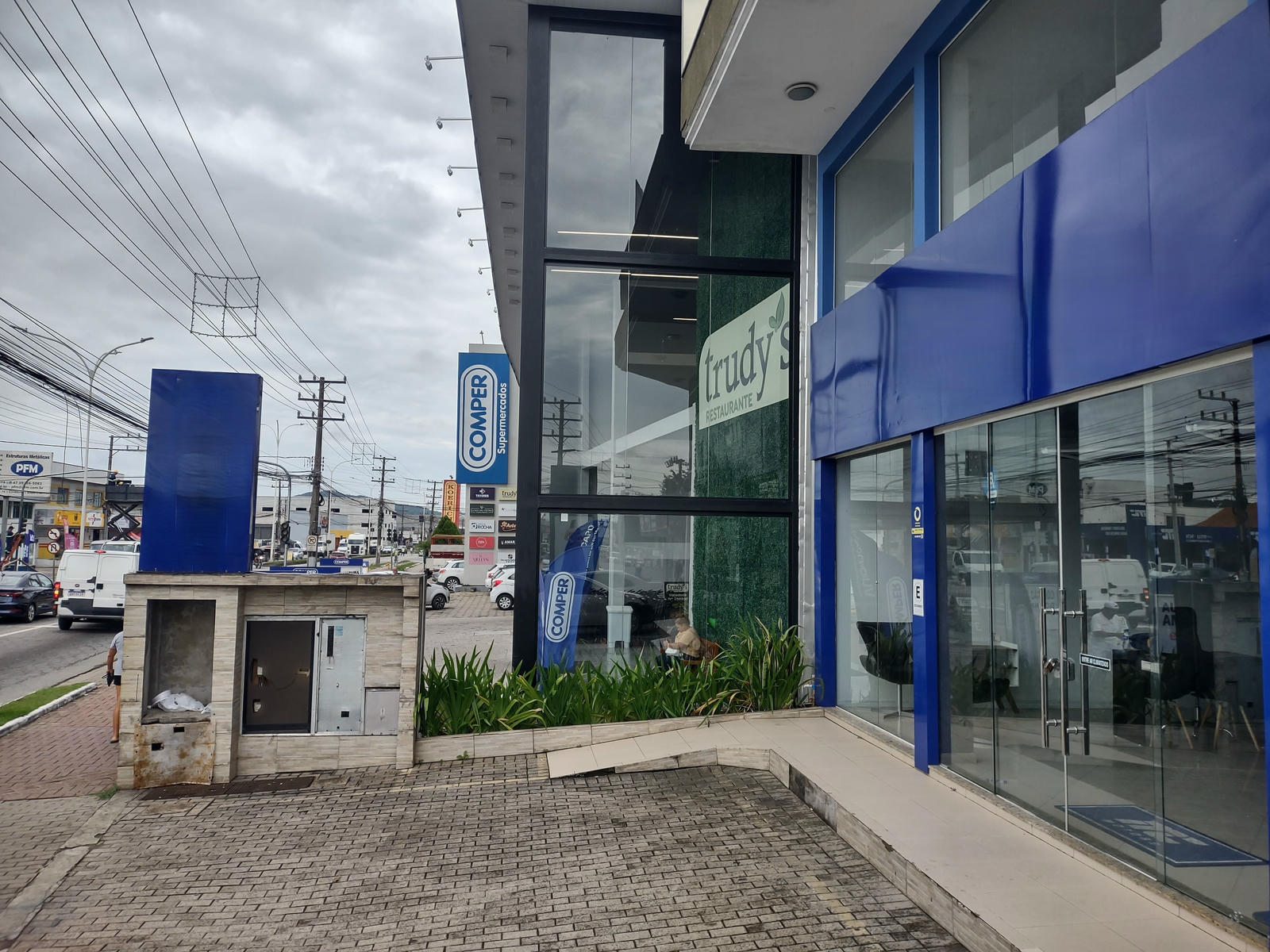 Aluga SALA COMERCIAL - Avenida Reinaldo Schmitausen - bairro Cordeiros - Itajaí SC